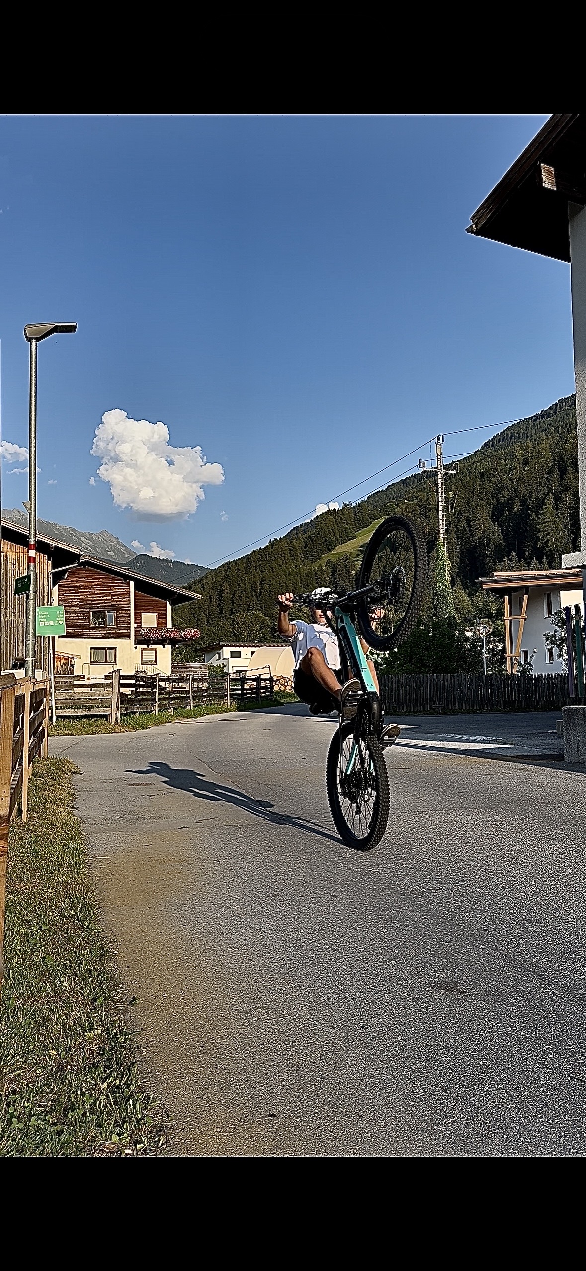 Wheelie auf der Straße
